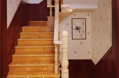白茅湖农场中式别墅室内汉白玉石楼梯的定制安装装饰效果